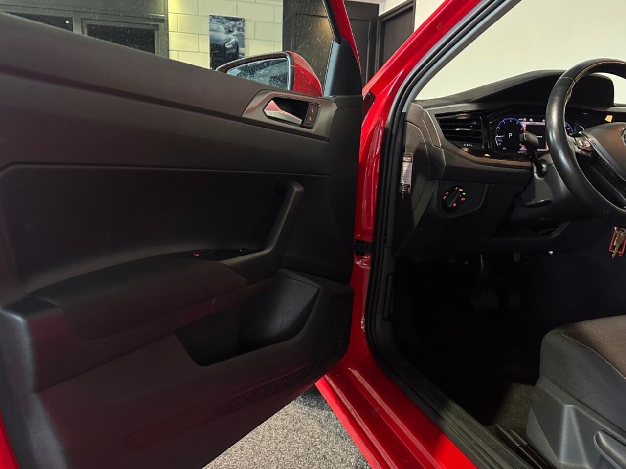 Volkswagen POLO 1.0 TSI COMF.L. BUS. VIRTUELDASH l PANODAK l CARPLAY l LMV l PDC l LED l