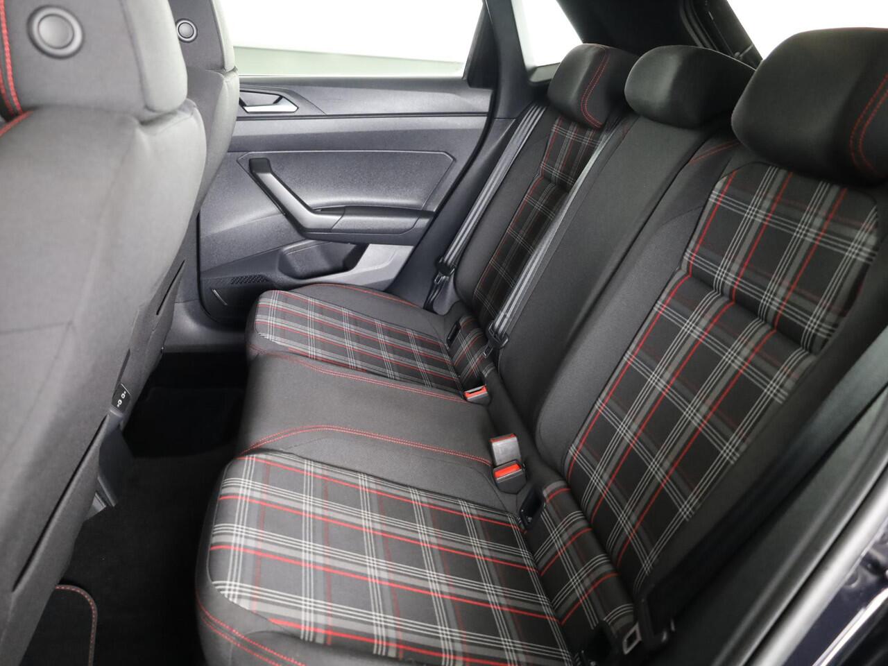 Volkswagen POLO 2.0 TSI GTI 200PK DSG | Digitaal dashboard | Navigatie | Parkeersensoren voor + achter | 18"LM velgen |