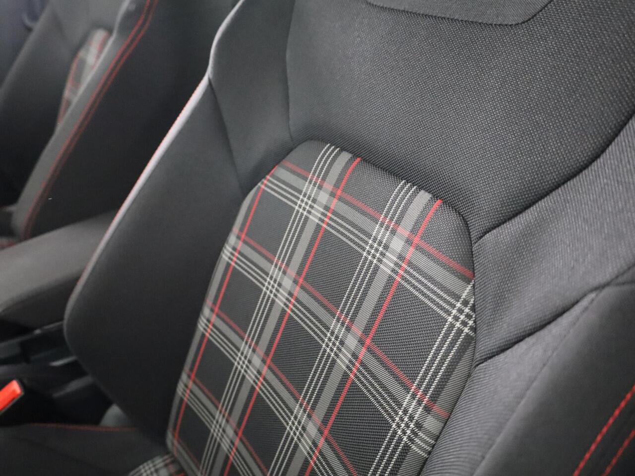 Volkswagen POLO 2.0 TSI GTI 200PK DSG | Digitaal dashboard | Navigatie | Parkeersensoren voor + achter | 18"LM velgen |