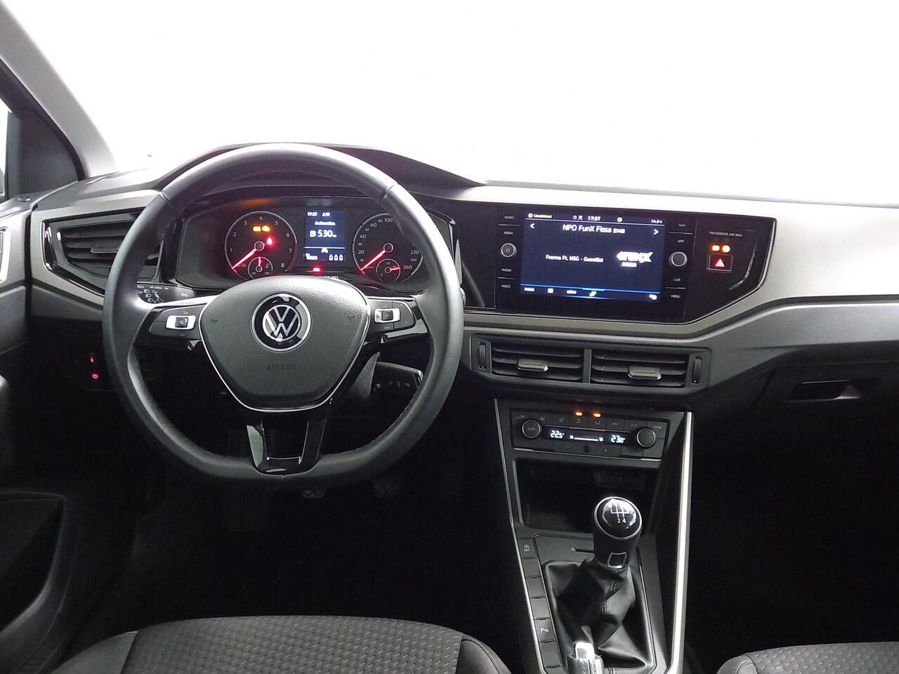 Volkswagen POLO 1.0 TSI DSG Comfortline Navigatie Climate Control Parkeer Sensoren DAB Extra Getint Glas Lichtmetalen velgen