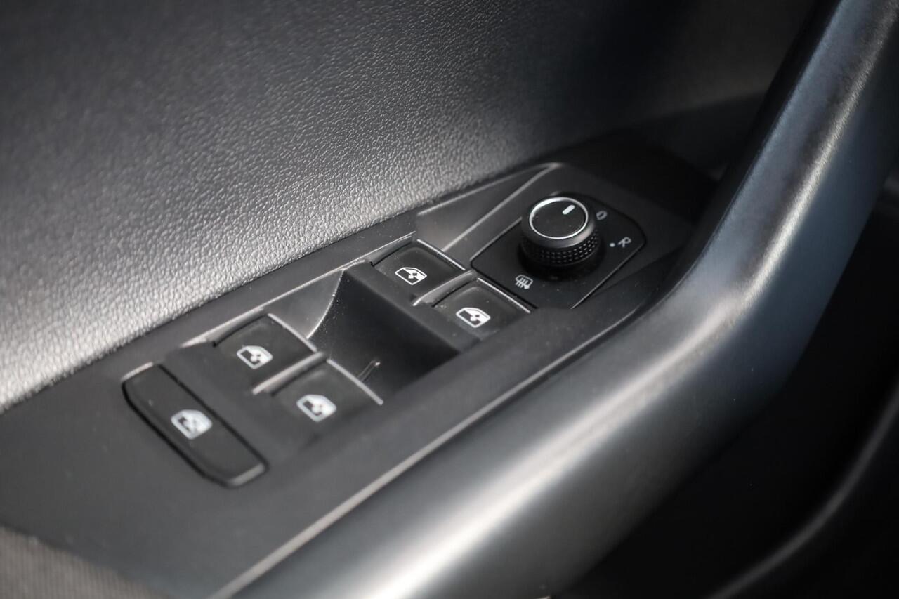 Volkswagen POLO 1.0 TSI Highline Business R 70KW/95PK DSG, privacy glas, digital cockpit, R-Line, zwarte hemel, half leder, 16" LMV sebring, NL auto, dealeronderhouden, climatronic, navigatie, pdc voor en achter.