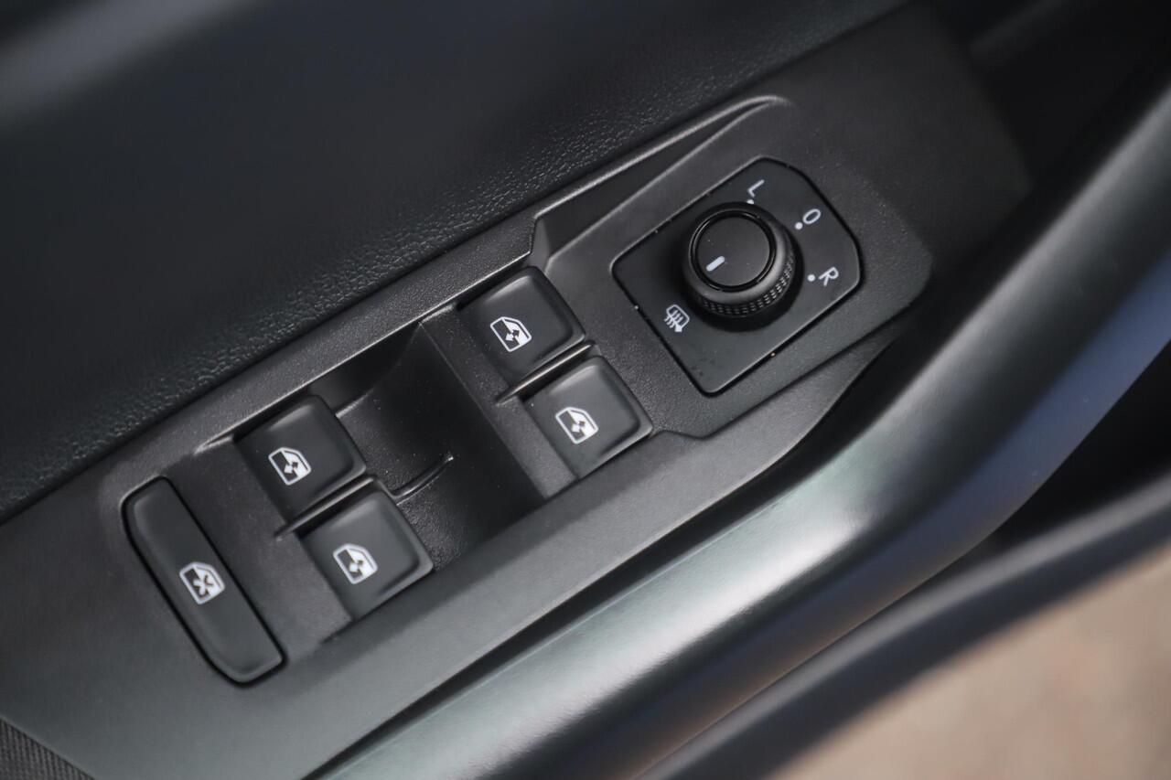 Volkswagen POLO 1.0 TSI Comfortline Business 95PK Navigatie Carplay Android Climate Control Adaptive Cruise 17 inch Pretoria Zwarte Velgen Parkeersensor