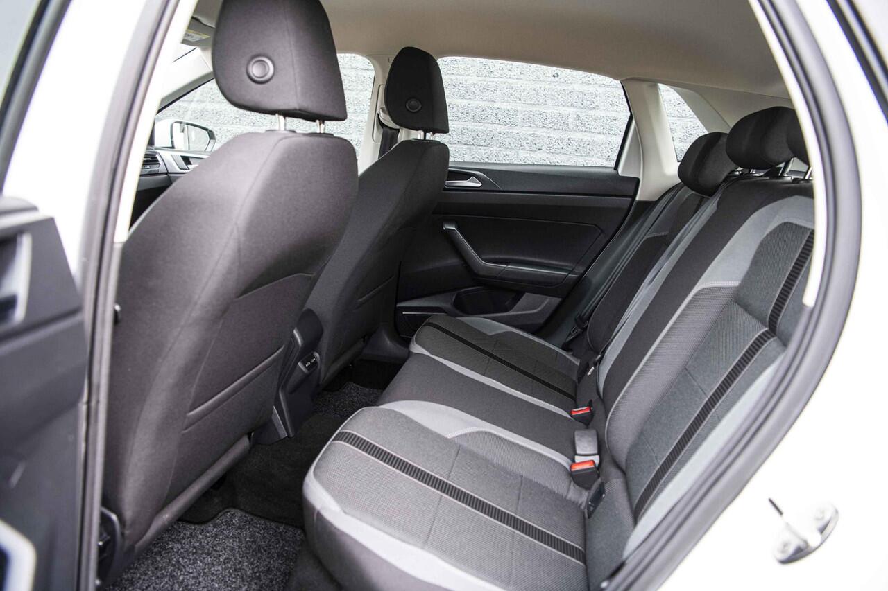 Volkswagen POLO 1.0 TSI Highline | Stoelverwarming | Parkeersensoren | Navigatie