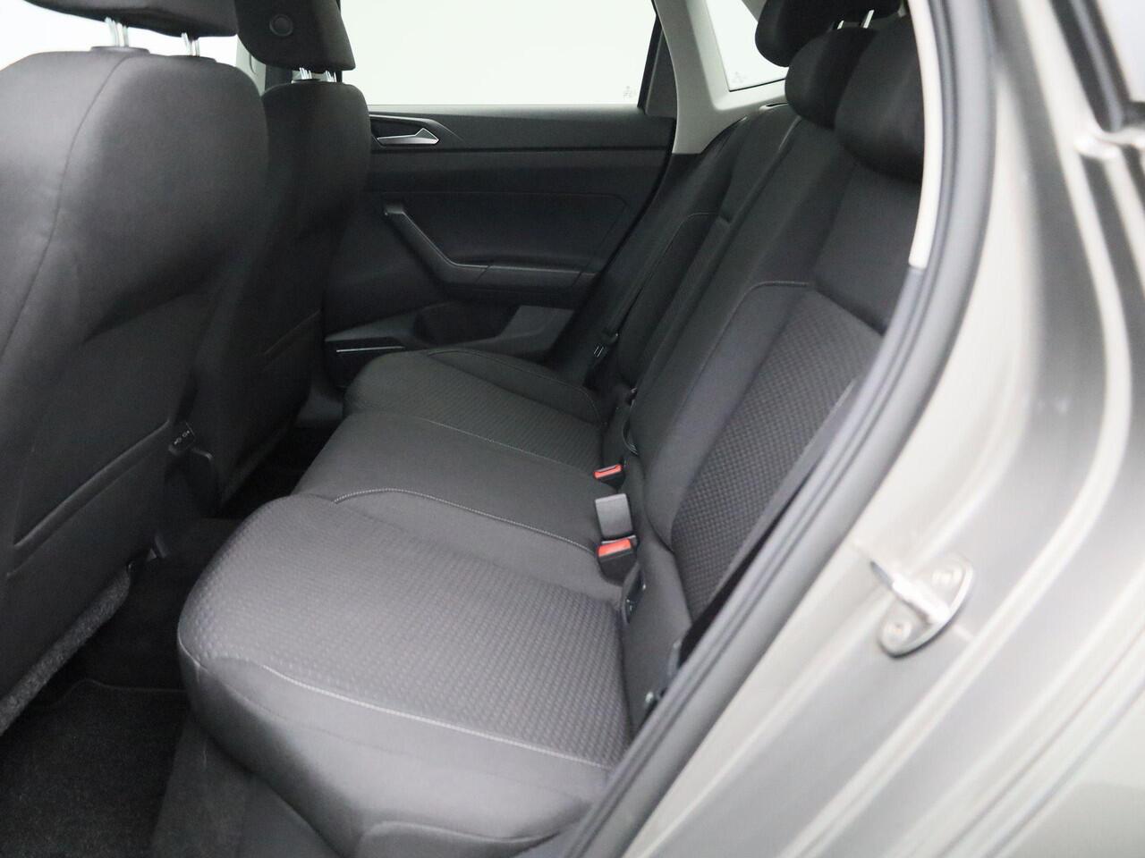 Volkswagen POLO 1.0 TSI R-Line Edition | All-Seasonbanden | R-Line Exterieurpakket | Adaptieve Cruise Control | Airconditioning | 16" LMV | Privacy Glass | Licht-& Regensensor | Apple Carplay & Android Auto