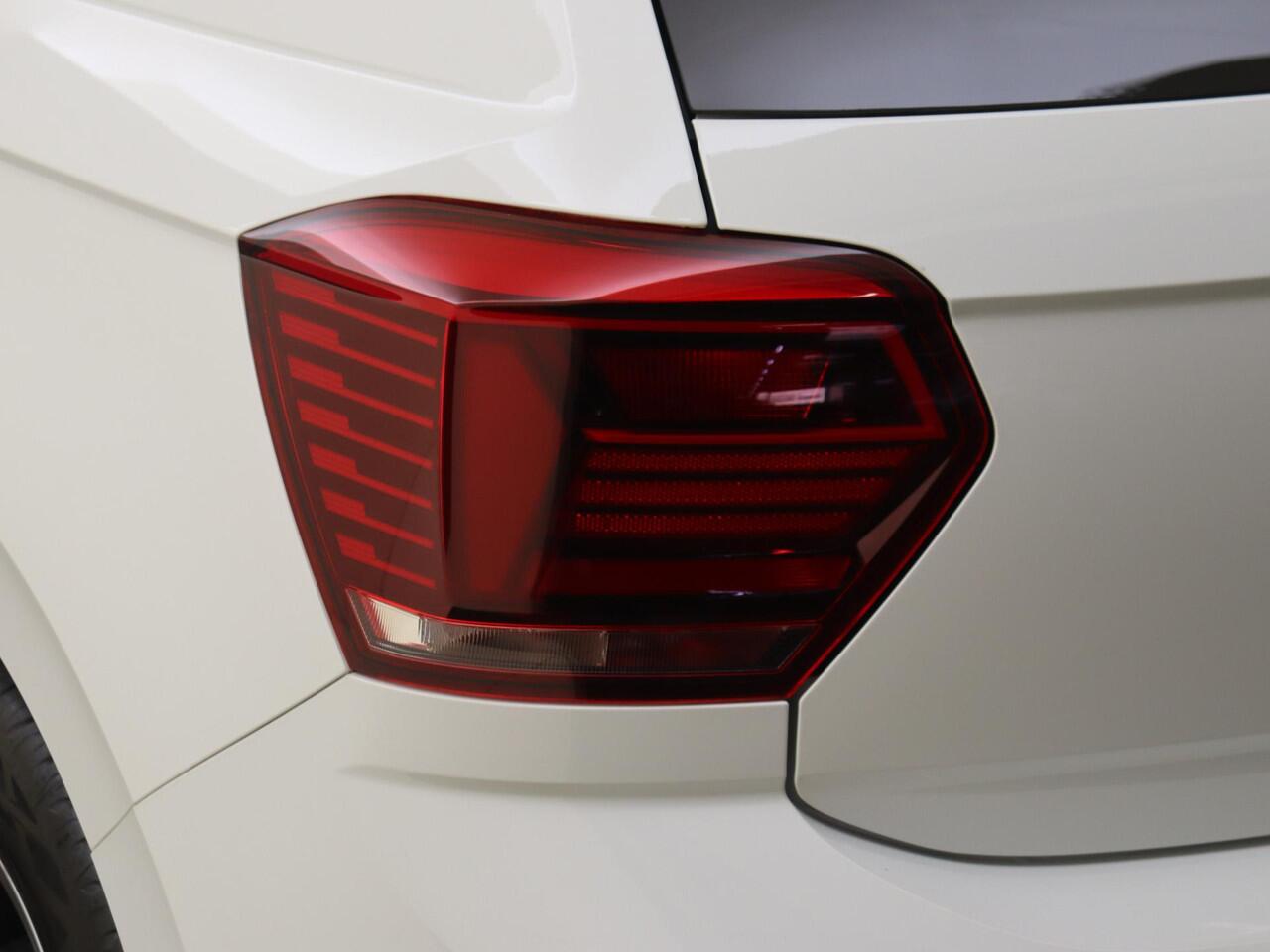 Volkswagen POLO 1.0 TSI R-Line Edition | Achteruitrijcamera | Navigatie | Adaptieve cruise control | CarPlay | Airco | Bluetooth | Draadloze telefoonlader |