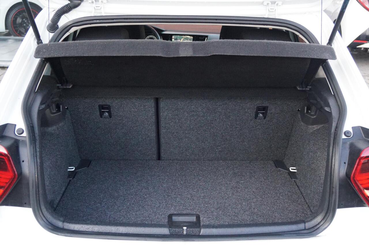 Volkswagen POLO 1.0 TSI Comfortline Automaat + STOELVERWARMING / TREKHAAK / APPLE CARPLAY