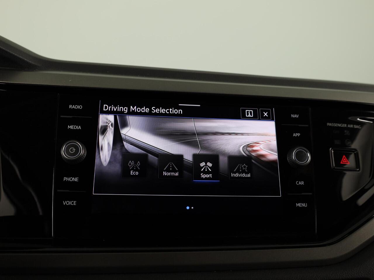 Volkswagen POLO 1.0 TSI Comfortline Business 95 PK | Navigatie | Parkeersensoren voor en achter | Automatische airco |