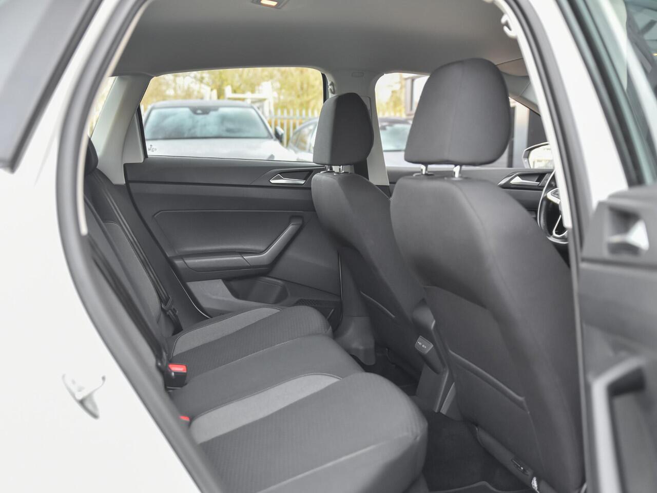 Volkswagen POLO 1.0 TSI Life Feestdagen geopend bel voor een afspraak. Digitaal display 18 inch velgen Stoelverwarming