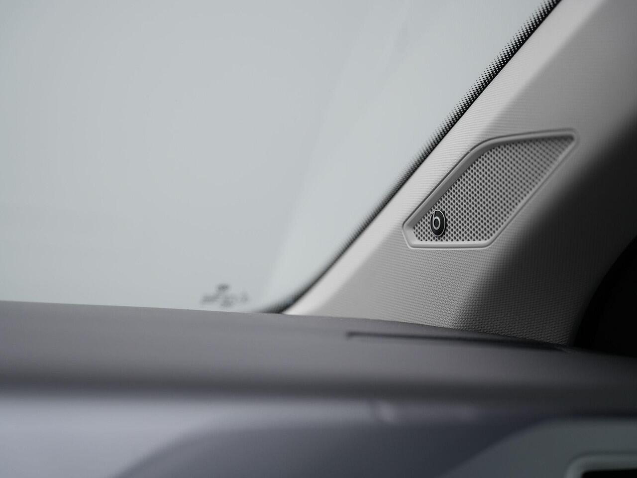 Volkswagen POLO 1.0 TSI 95 pk Style | Panoramadak | IQ Light | Beats | Stoelverwarming | Navigatie | Parkeersensoren voor/achter