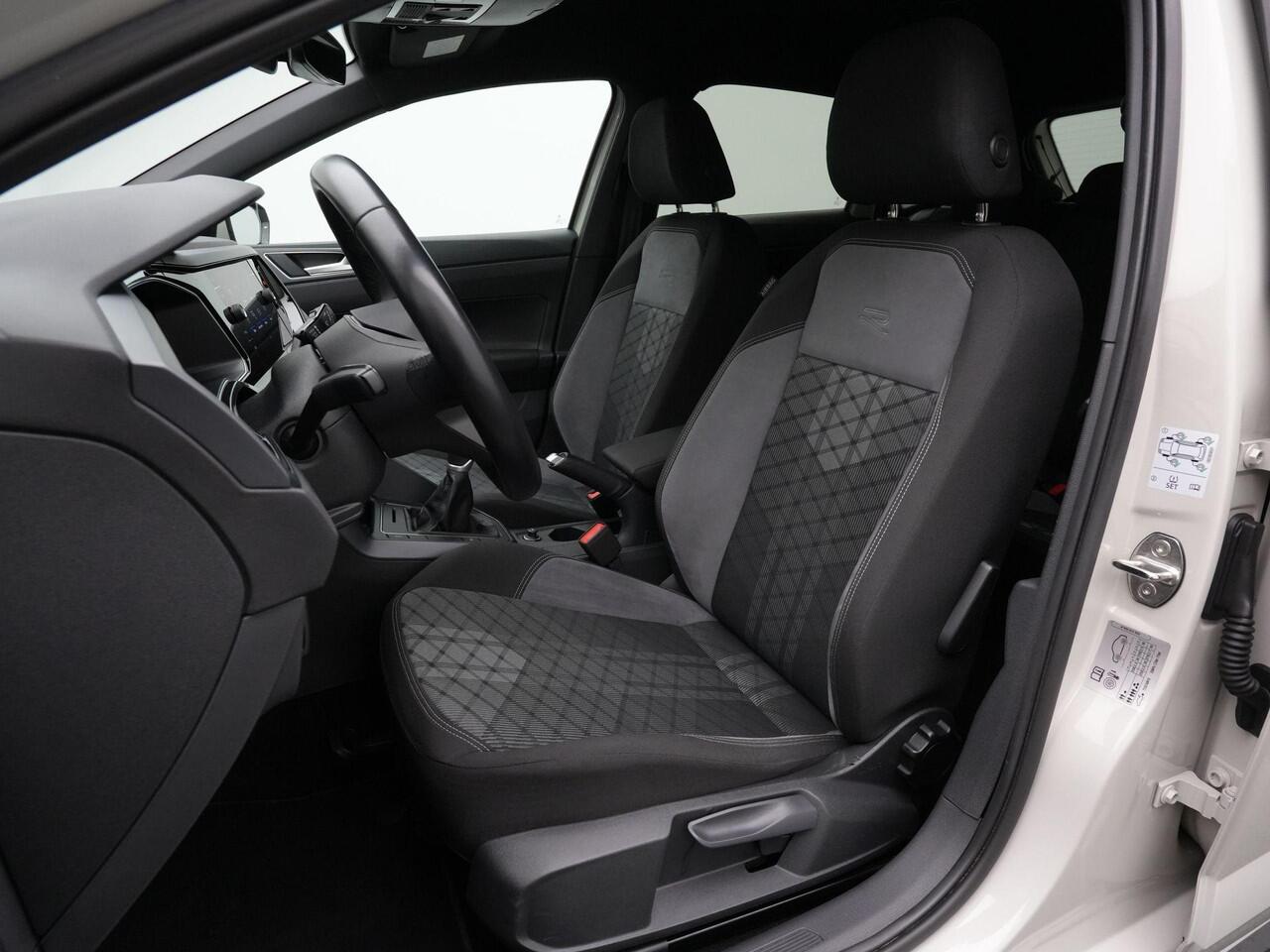 Volkswagen POLO 1.0 TSI 95 pk R-Line | Parkeersensoren voor/achter | Adaptive Cruise | Carplay