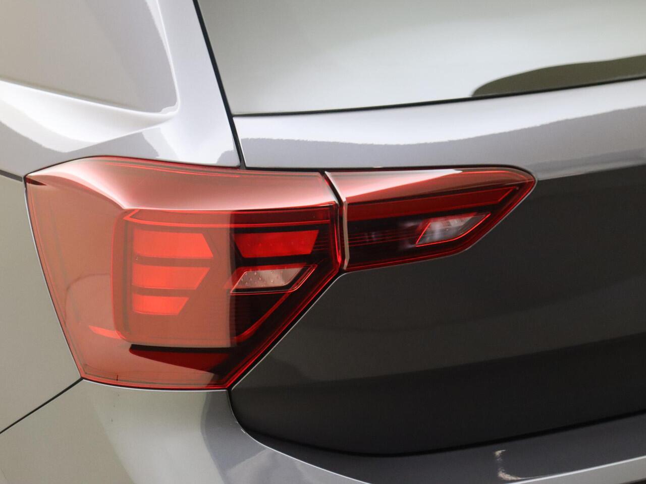 Volkswagen POLO 1.0 TSI R-Line | Achteruitrijcamera | Adaptieve cruise control | CarPlay | Digital cockpit pro | Airco |