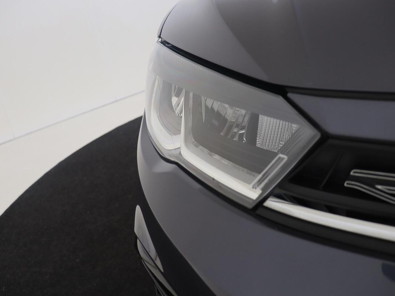 Volkswagen POLO 1.0 TSI R-Line | Achteruitrijcamera | Adaptieve cruise control | CarPlay | Digital cockpit pro | Airco |