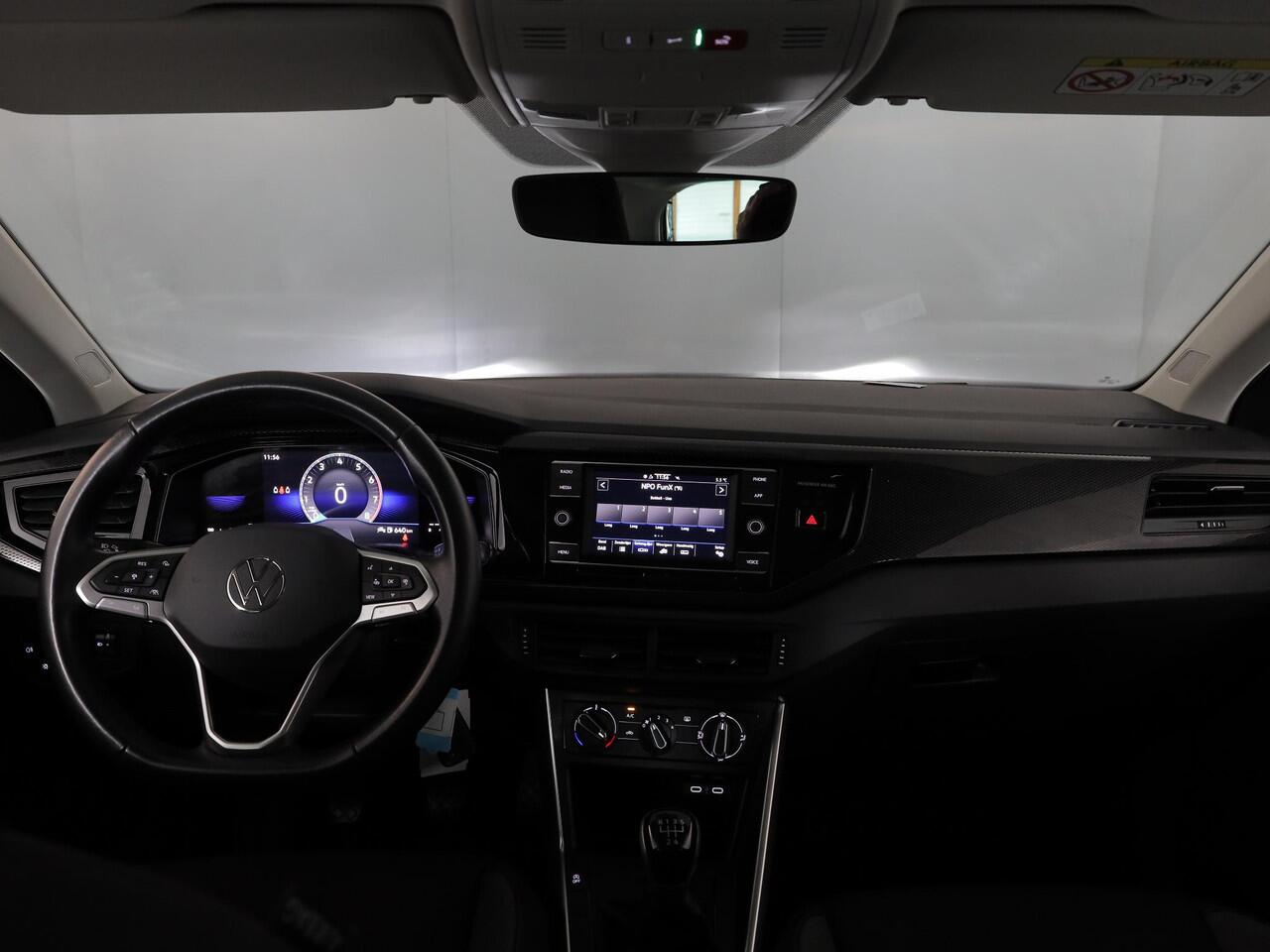 Volkswagen POLO 1.0 TSI Life 95 PK | Navigatie via app | Parkeersensoren voor en achter | LM velgen |