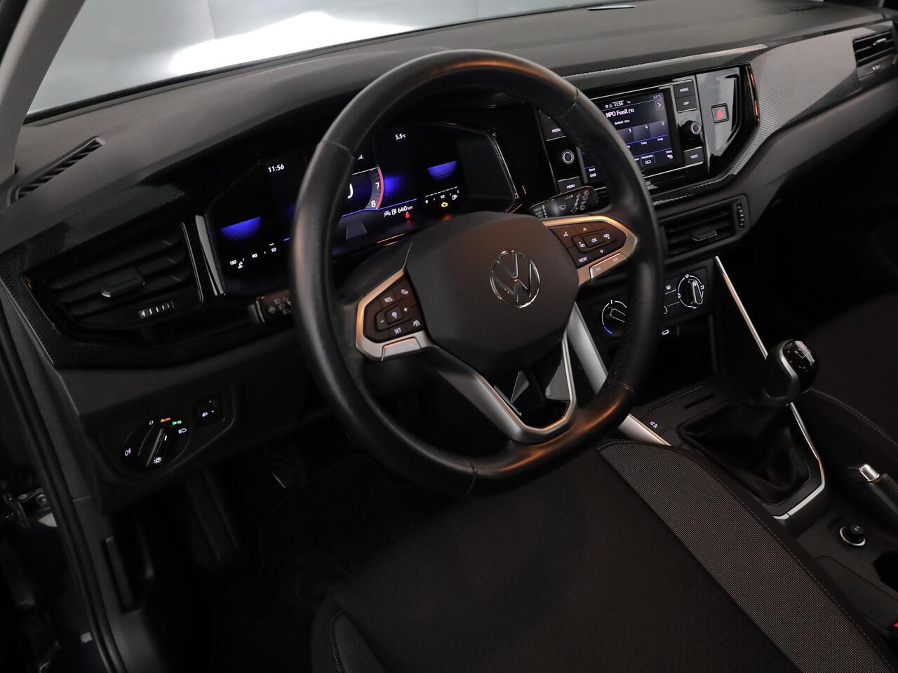 Volkswagen POLO 1.0 TSI Life 95 PK | Navigatie via app | Parkeersensoren voor en achter | LM velgen |