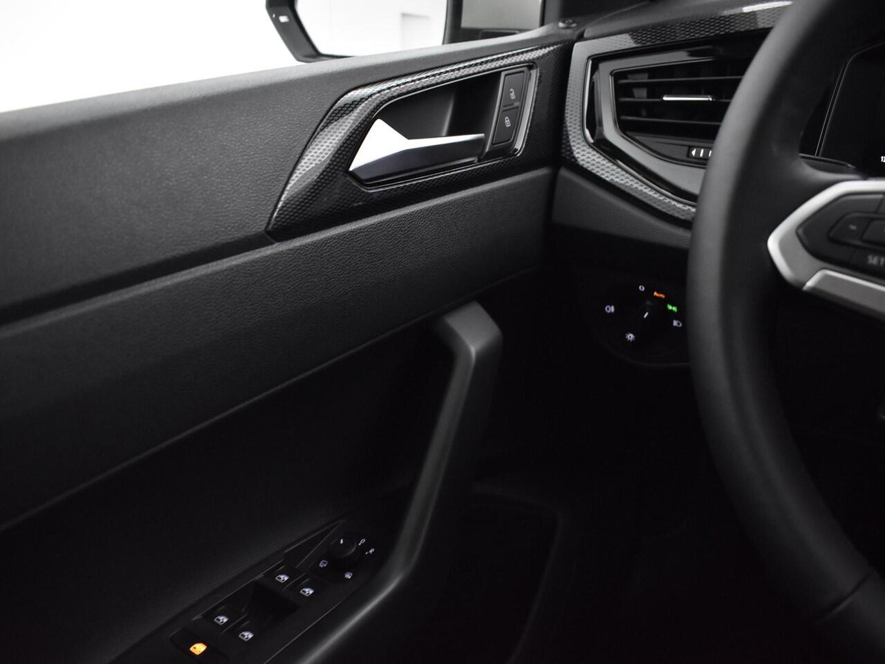 Volkswagen POLO 1.0 TSI Life Edition | Multimedia pakket | Apple Carplay | Achteruitrijcamera | Parkeersensoren achter | Getint glas | All season banden | 17"LM Velgen |