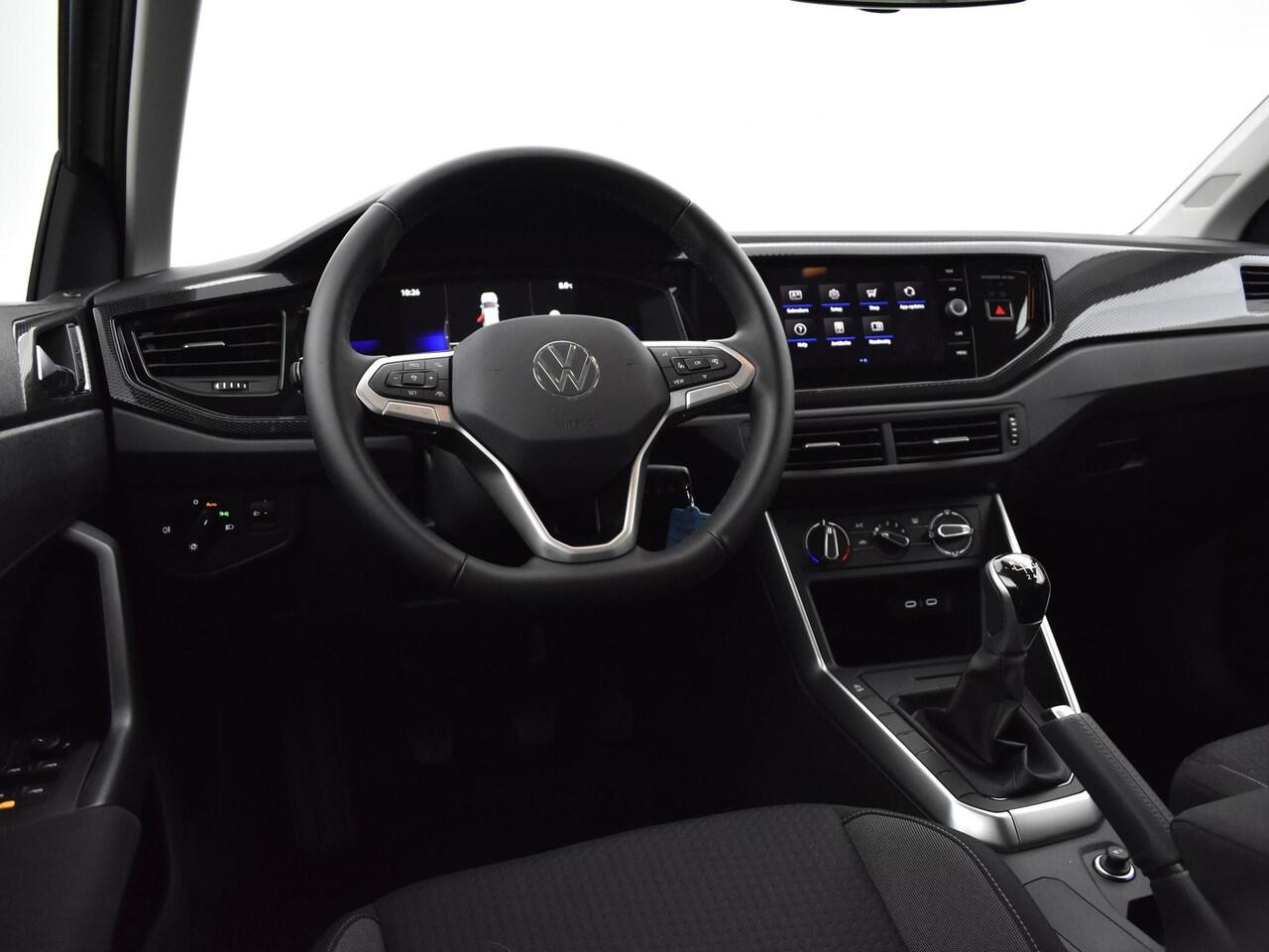 Volkswagen POLO 1.0 TSI Life Edition | Multimedia pakket | Apple Carplay | Achteruitrijcamera | Parkeersensoren achter | Getint glas | All season banden | 17"LM Velgen |