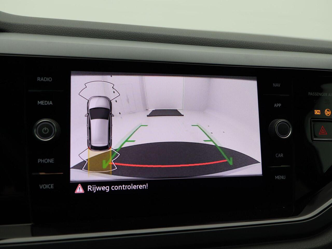 Volkswagen POLO 1.0 TSi 110 Pk Automaat R-Line Business | LED | 16 Inch | Privacy Glass | Parkeersensoren V+A | Camera | CarPlay | 13.716 Km!!