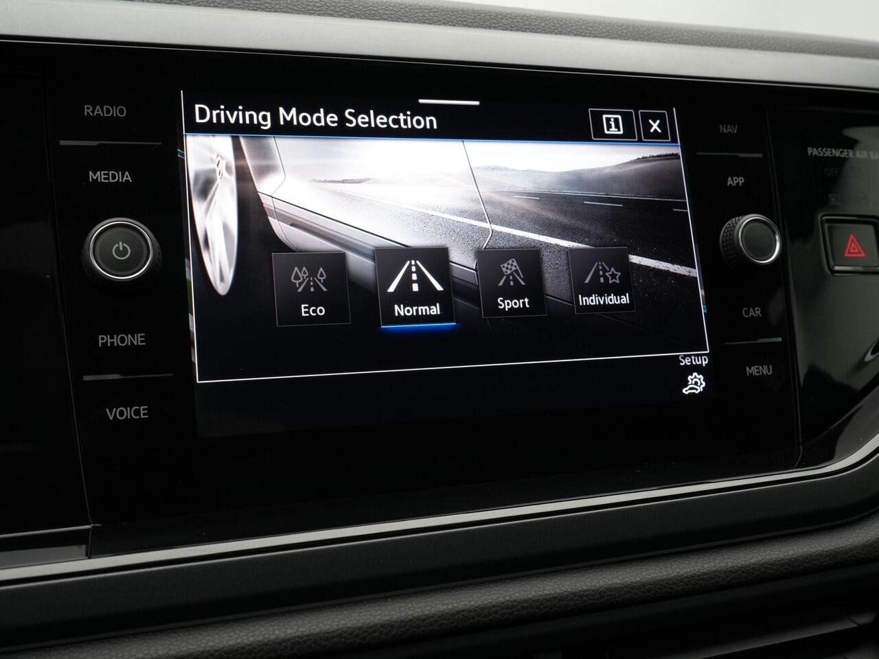 Volkswagen POLO 1.0 TSI 115 pk DSG R-Line Business | Panoramadak | IQ Light | Achteruitrijcamera | Sportonderstel | Carplay | Navigatie | Keyless | 17 inch