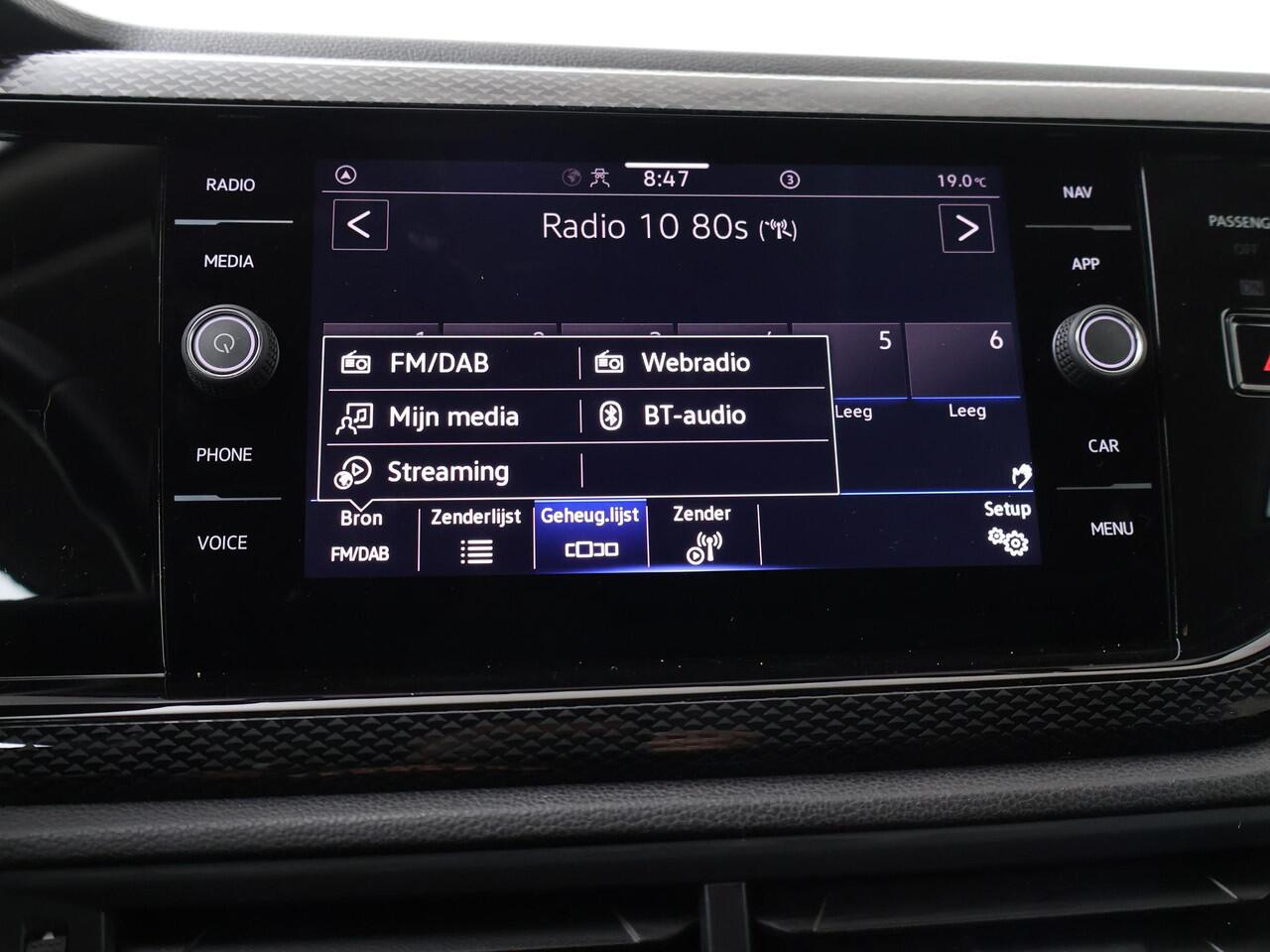 Volkswagen POLO 1.0 TSI Life | 95 PK | Trekhaak afneembaar | Navigatiesysteem | Parkeersensoren |