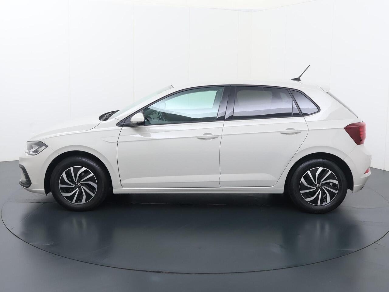 Volkswagen POLO 1.0 TSI Life | 95 PK | Trekhaak afneembaar | Navigatiesysteem | Parkeersensoren |