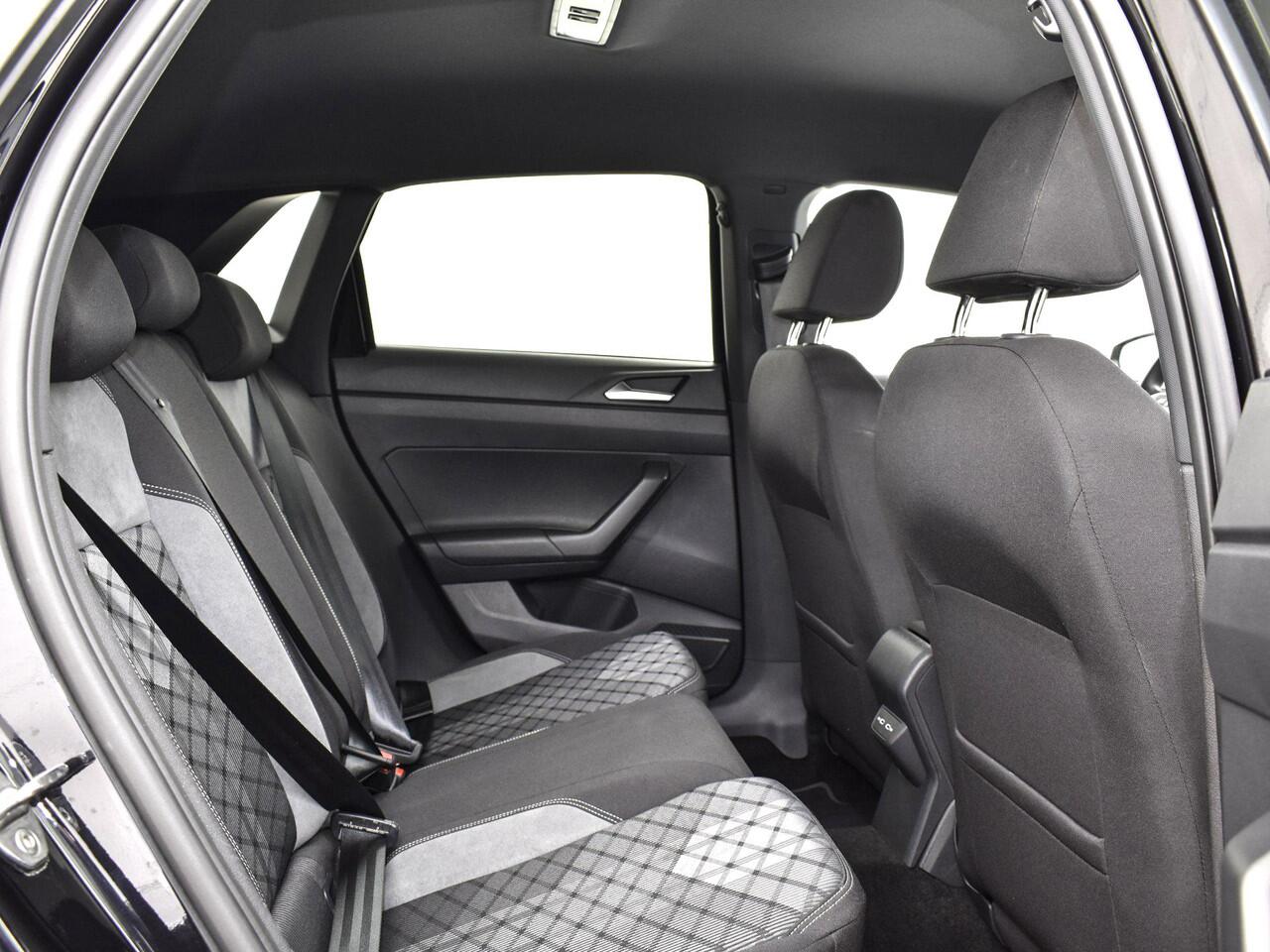 Volkswagen POLO 1.0 TSI 95pk R-Line · Apple/Android Car Play · P-Sensoren · Navi · IQ.light · Stoelverwarming · 16'' Inch ·