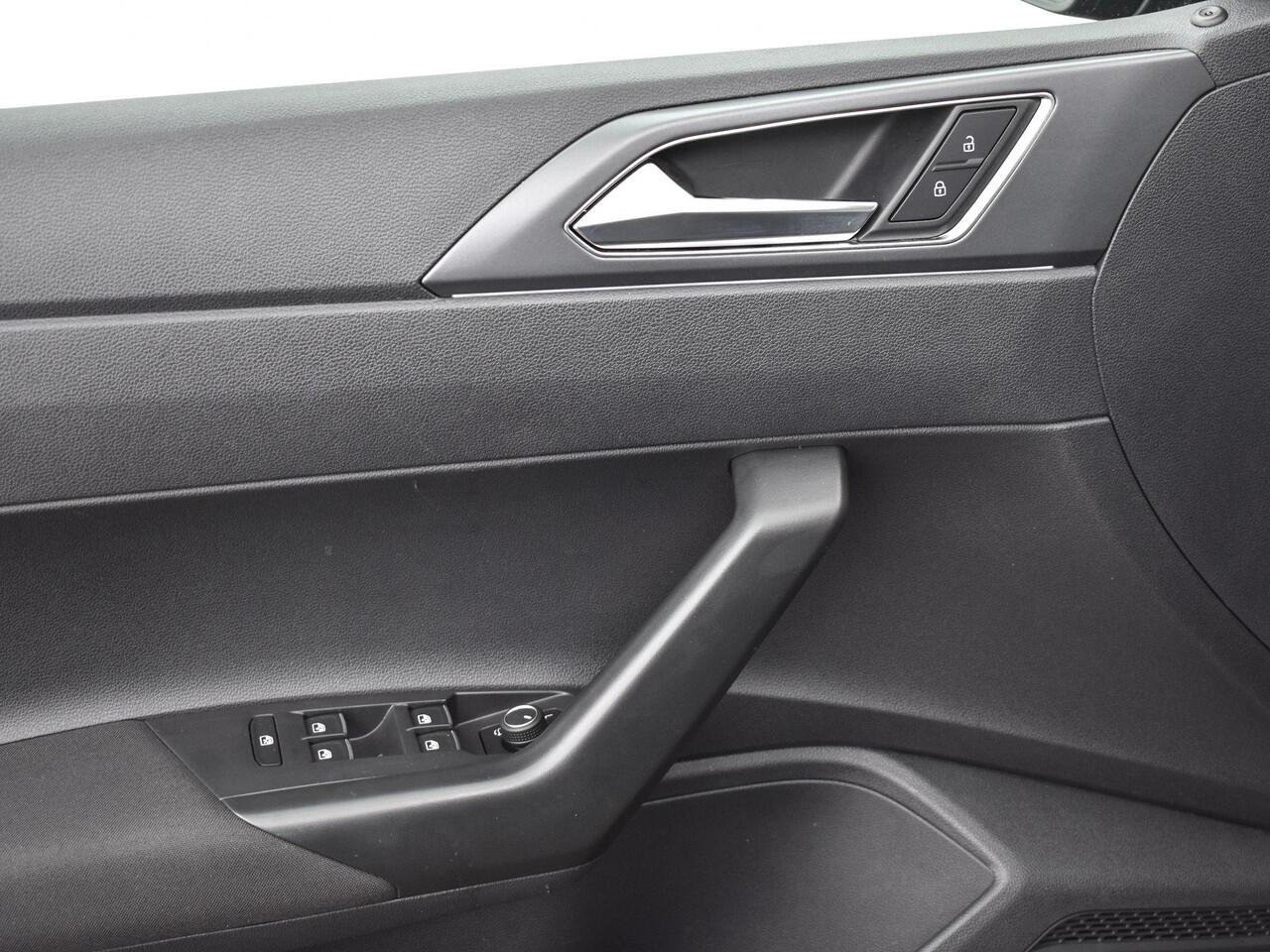 Volkswagen POLO 1.0 TSI 95pk R-Line · Apple/Android Car Play · P-Sensoren · Navi · IQ.light · Stoelverwarming · 16'' Inch ·