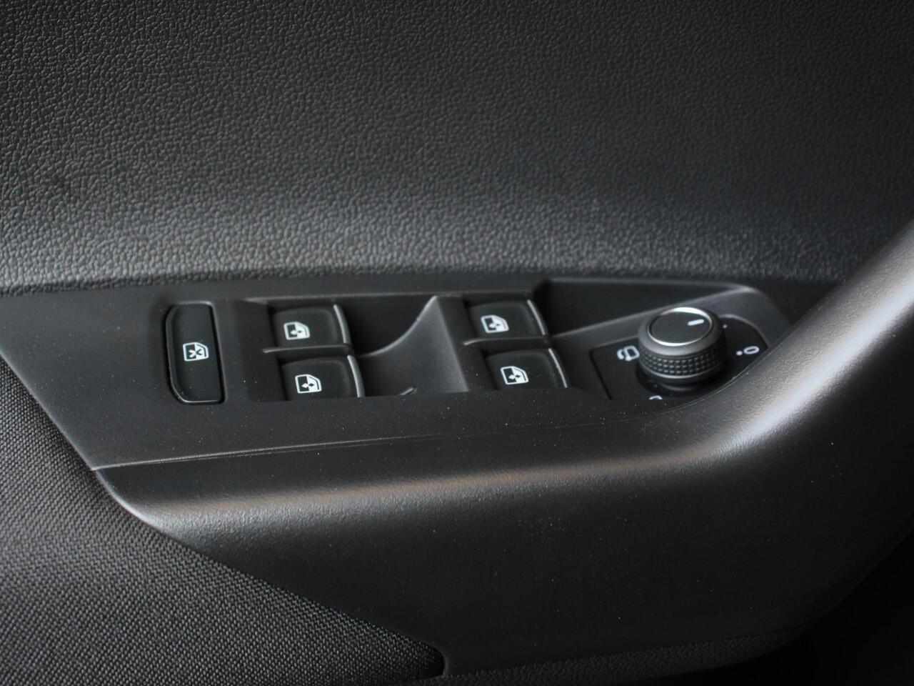 Volkswagen POLO 2.0 TSI GTI Automaat | Apple Carplay / Android Auto | Parkersensoren V+A | Park Assist | Dodehoek Assistent | Adaptive Cruise Control | Verwarmde Voorstoelen | DAB+