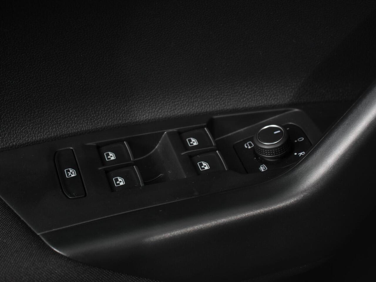 Volkswagen POLO 2.0 TSI GTI Automaat Navigatie Apple Carplay / Android Auto Adaptive Cruise Control Parkersensoren Park Assist Dodehoek Assistent Stoelverwarming Climate Control