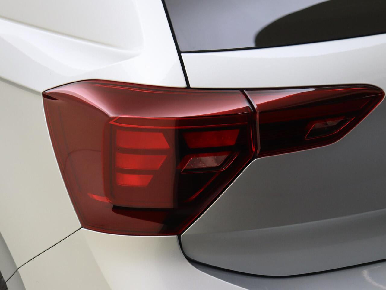 Volkswagen POLO 1.0 TSI R-Line | Digital cockpit Pro | Achteruitrijcamera | Climate control | Adaptieve cruise control | CarPlay | Elektrisch inklapbare buitenspiegels | Getint glas |