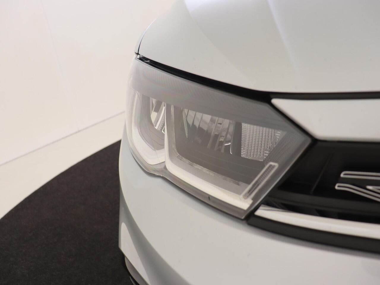 Volkswagen POLO 1.0 TSI R-Line | Digital cockpit Pro | Achteruitrijcamera | Climate control | Adaptieve cruise control | CarPlay | Elektrisch inklapbare buitenspiegels | Getint glas |