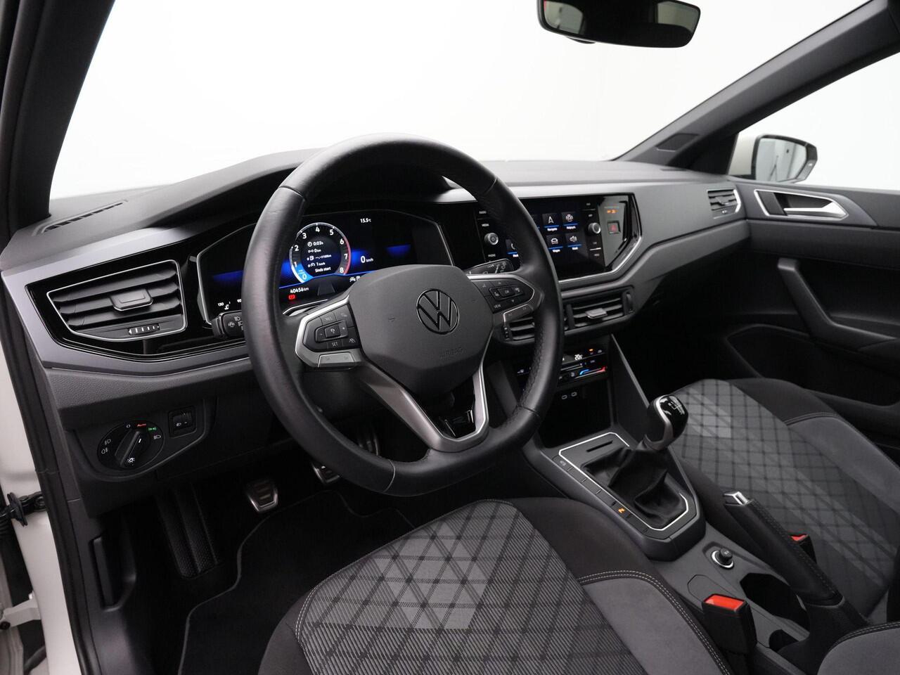 Volkswagen POLO 1.0 TSI 95 pk R-Line | Adaptive Cruise | Parkeersensoren voor/achter | Carplay