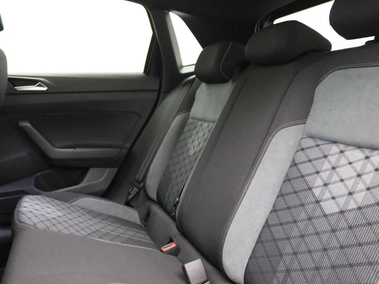 Volkswagen POLO 1.0 TSI R-Line 95PK DSG matrix led, panoramisch dak, stoelverwarming, navigatie, 17" lichtmetaal,