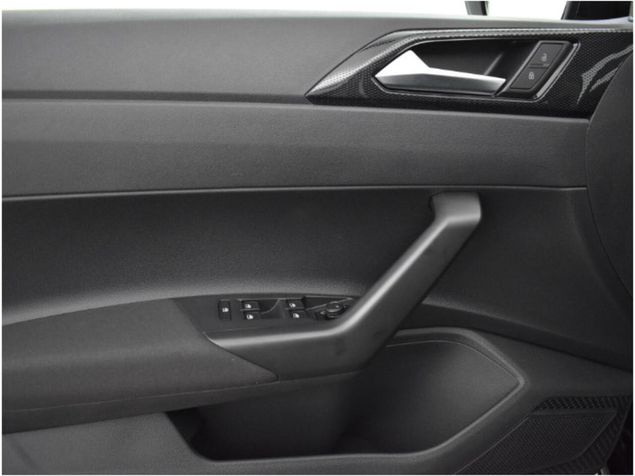 Volkswagen POLO Life Edition 1.0 TSI 95 pk 5 versn. Hand · Achteruitrijcamera · regensensor ·