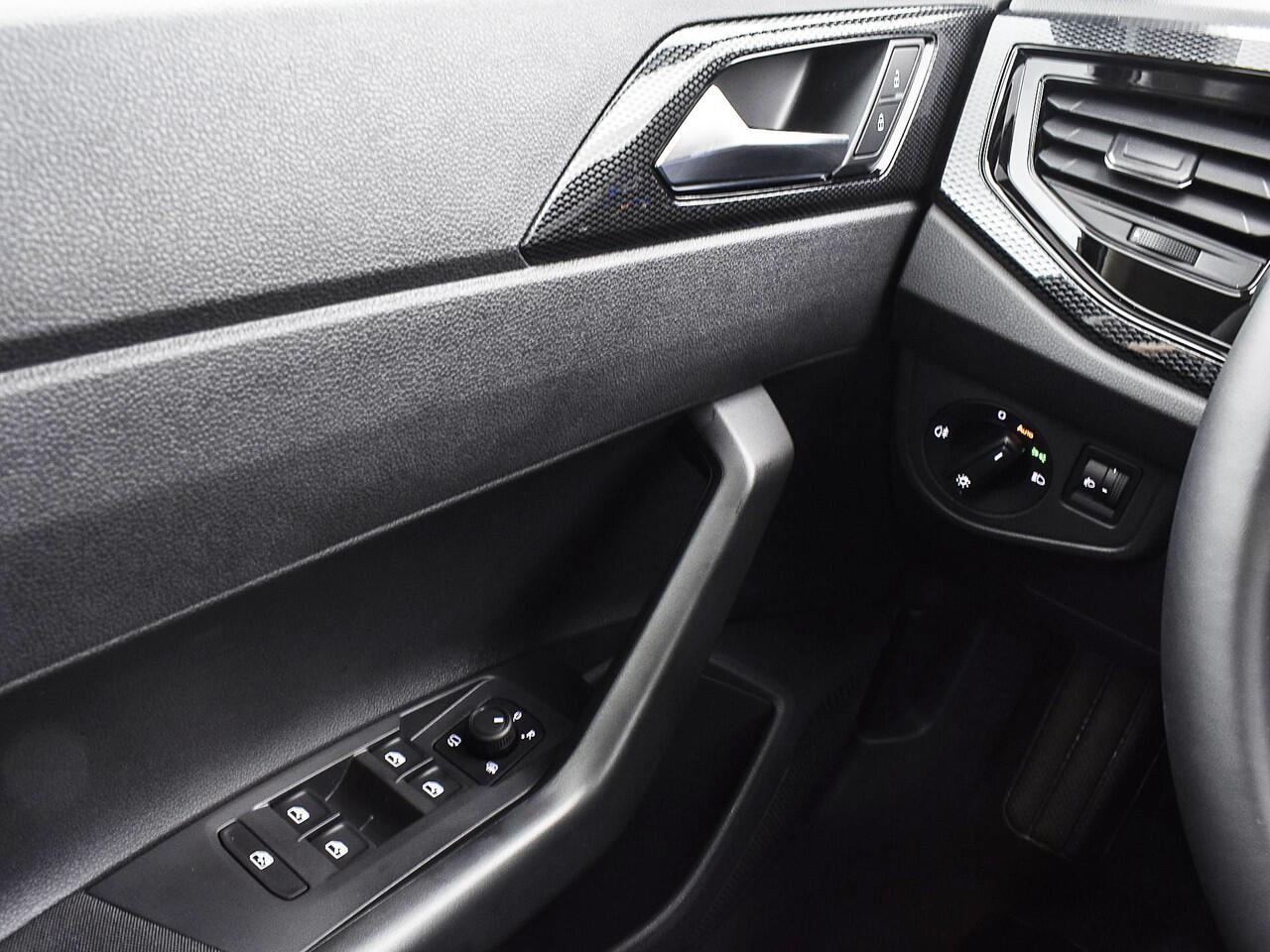 Volkswagen POLO Life Edition 1.0 TSI 95 pk 5 versn. Hand · Achteruitrijcamera · regensensor ·