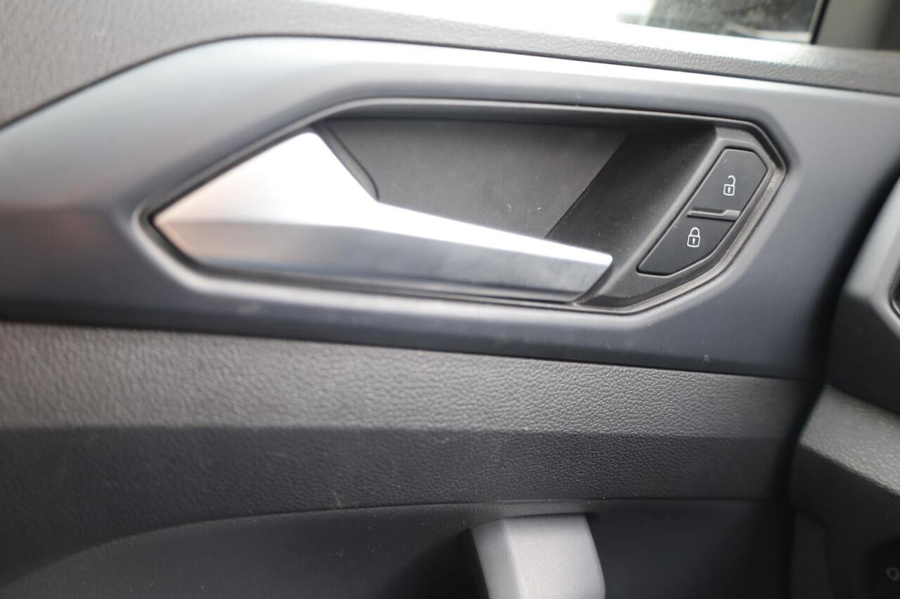 Volkswagen T-Cross 1.0 TSI R-Line 95PK / 70kW, Adaptieve cruise control (acc), navigatie, 2-zone climatronic, 17" 'Manila' LMV, dodehoekdetectie (side assist), DAB+, parkeersensoren voor en achter (pdc), elektrisch verstel- en verwarmbare buitenspiegels, digital cockpit pro