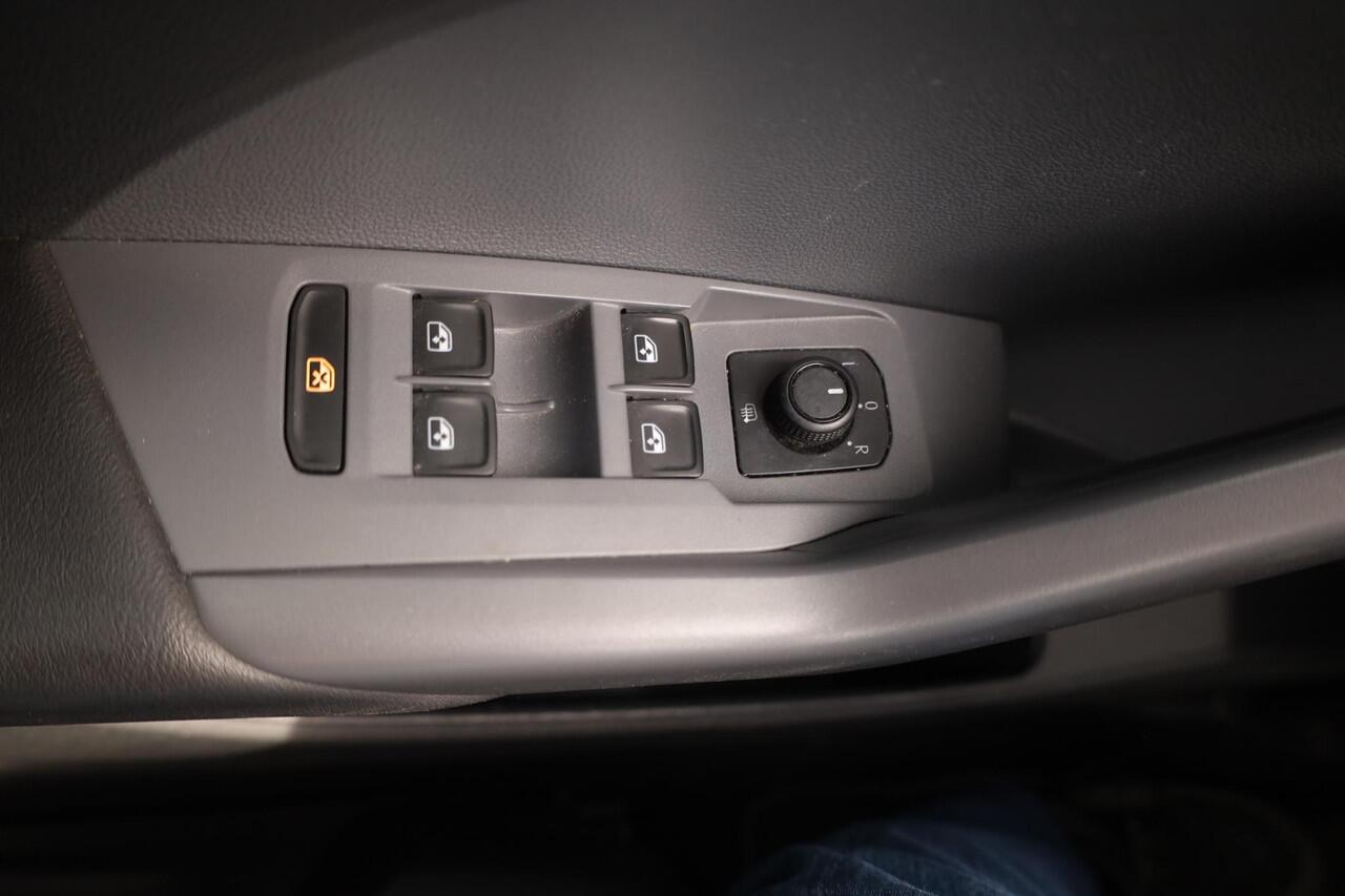 Volkswagen T-Cross 1.0 TSI R-Line 95PK / 70kW, Adaptieve cruise control (acc), navigatie, 2-zone climatronic, 17" 'Manila' LMV, dodehoekdetectie (side assist), DAB+, parkeersensoren voor en achter (pdc), elektrisch verstel- en verwarmbare buitenspiegels, digital cockpit pro