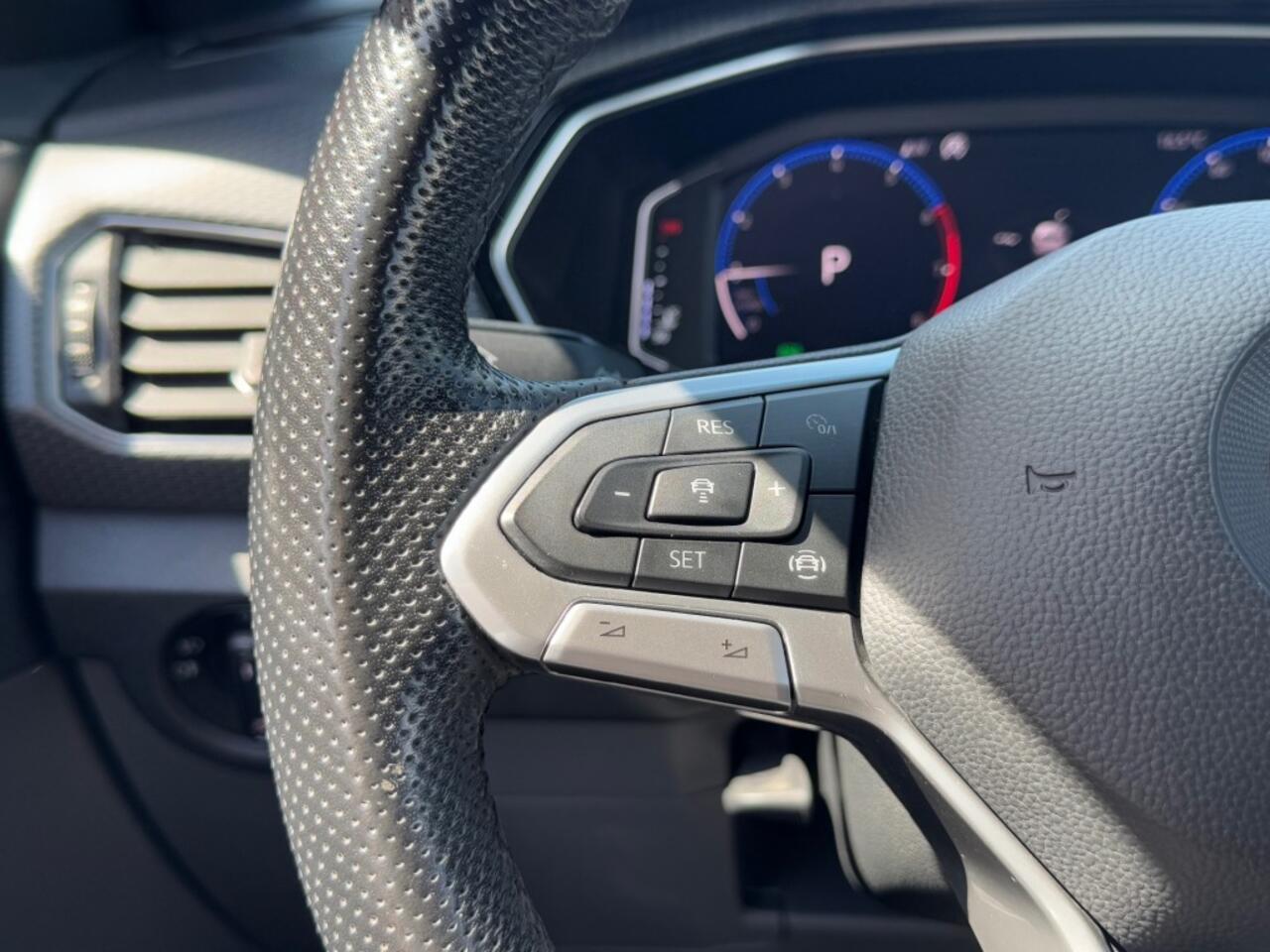 Volkswagen T-Cross 1.0 TSI AUT. R-LINE LED NAVI CARPLAY DIGITALE SCHERM AIRCO LMV P