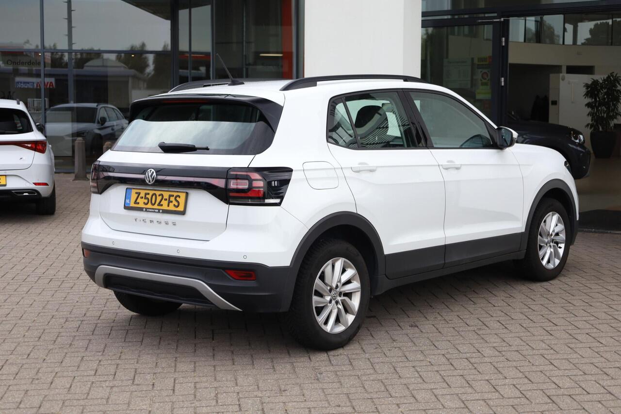 Volkswagen T-Cross 1.0 TSI Life parkeersensoren voor en achter, side assist dodehoek sensor, navigatie, 16" LMV, lederen multifunctioneel stuurwiel, 6 speakers, lane assist, light assist, speed limiter, cruise control, bluetooth carkit