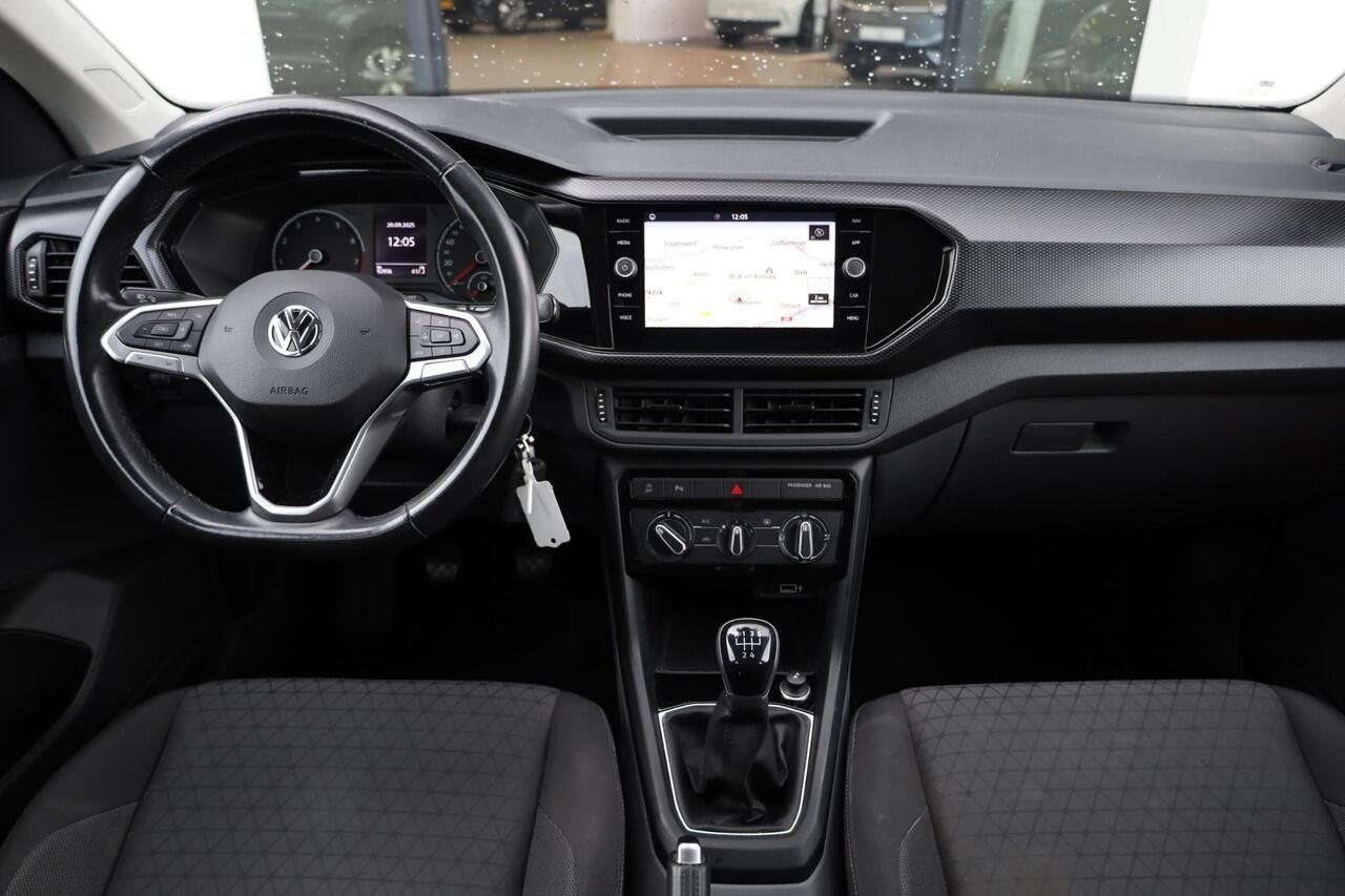 Volkswagen T-Cross 1.0 TSI Life parkeersensoren voor en achter, side assist dodehoek sensor, navigatie, 16" LMV, lederen multifunctioneel stuurwiel, 6 speakers, lane assist, light assist, speed limiter, cruise control, bluetooth carkit