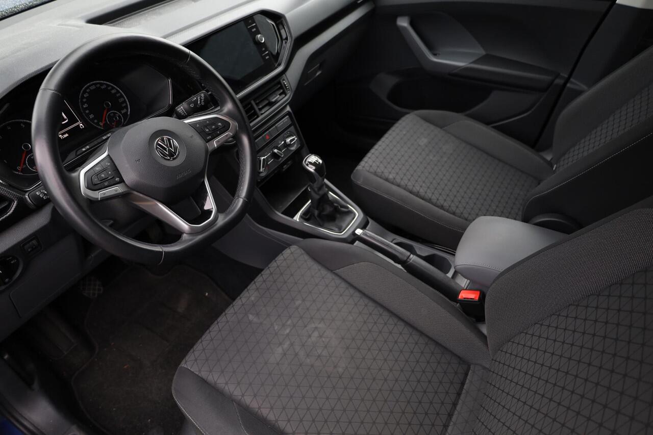 Volkswagen T-Cross 1.0 TSI Life 95PK / 70kW, NL auto dealeronderhouden 1e eigenaar, privacy glas, dodehoekdetectie (side assist), adaptieve cruise control (acc), parkeersensoren voor en achter (pdc), comfortstoelen met lendesteun, Apple Carplay / Android Auto, elektrisch ve