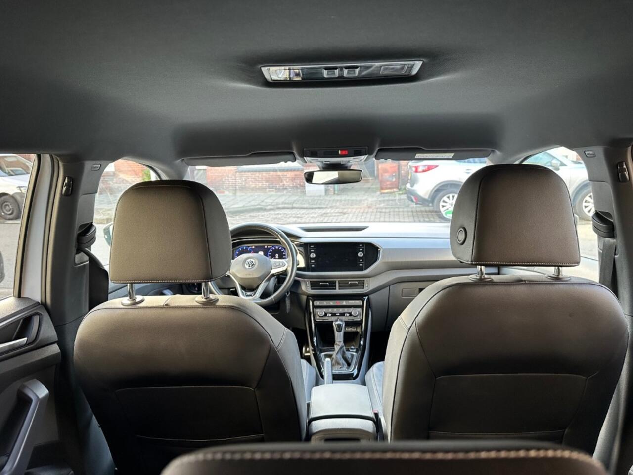 Volkswagen T-Cross 1.5 TSI STYLE BNS R-LINE van binnen en buiten