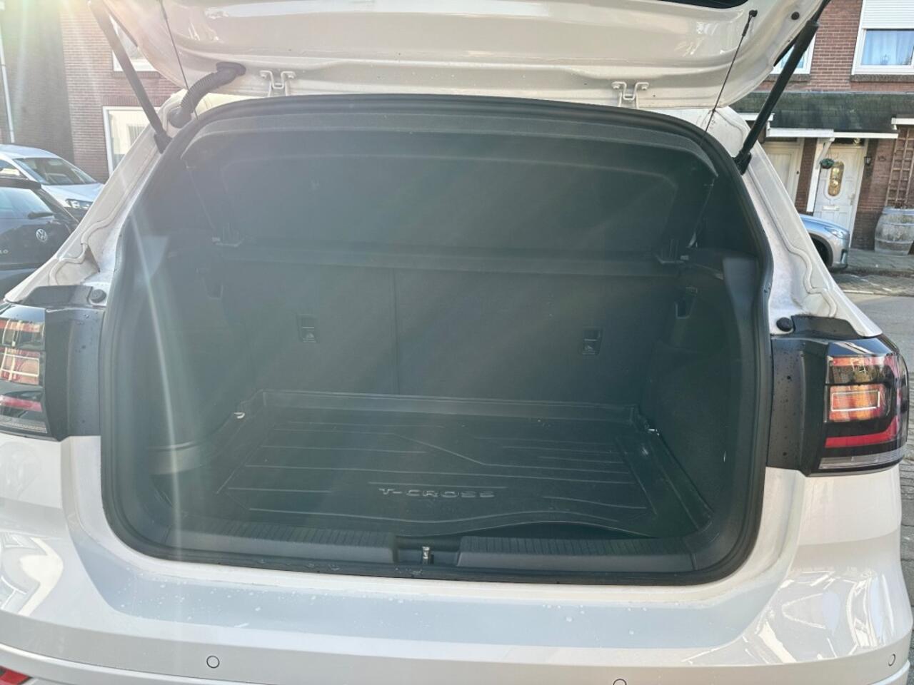 Volkswagen T-Cross 1.5 TSI STYLE BNS R-LINE van binnen en buiten