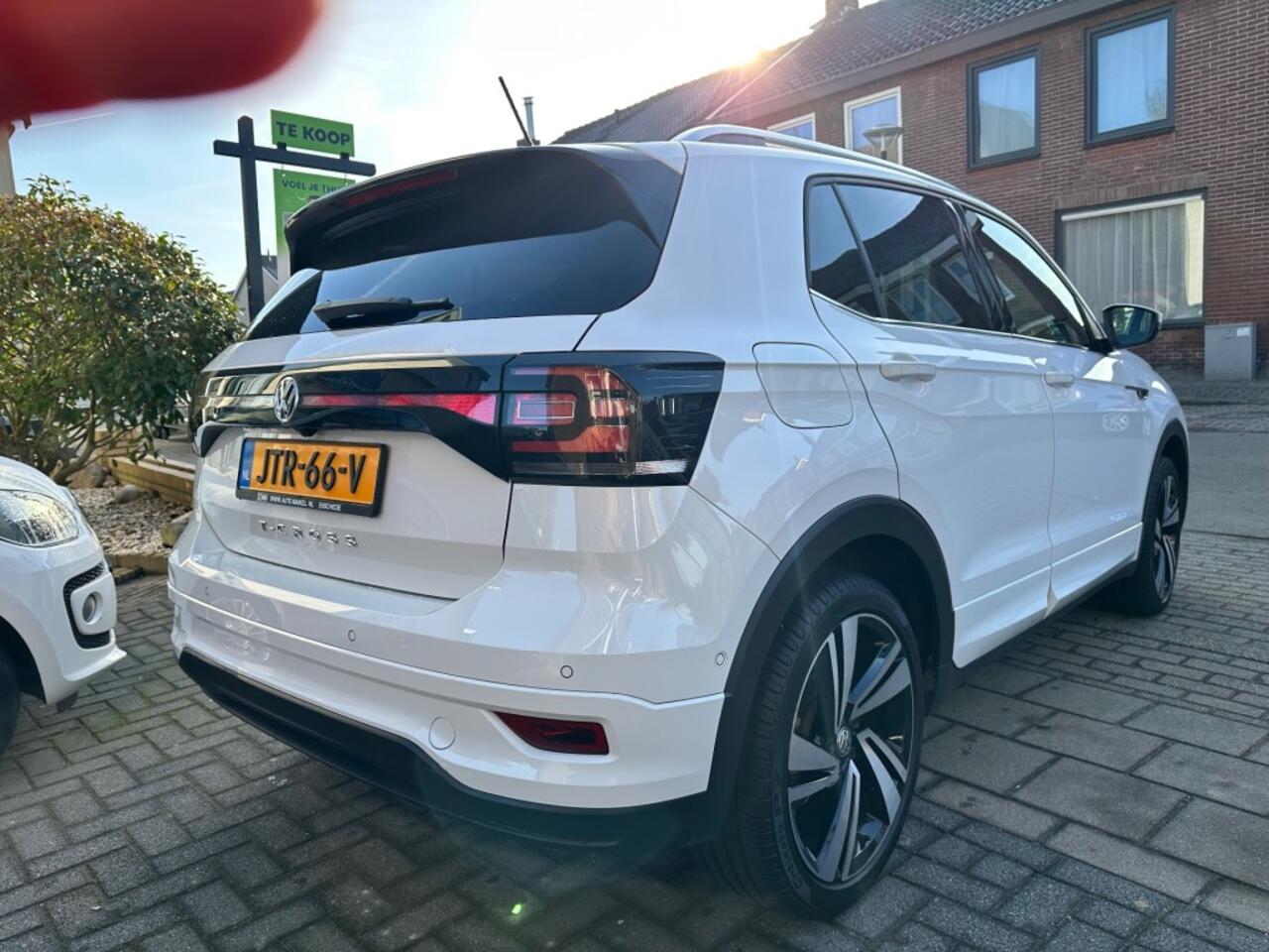 Volkswagen T-Cross 1.5 TSI STYLE BNS R-LINE van binnen en buiten