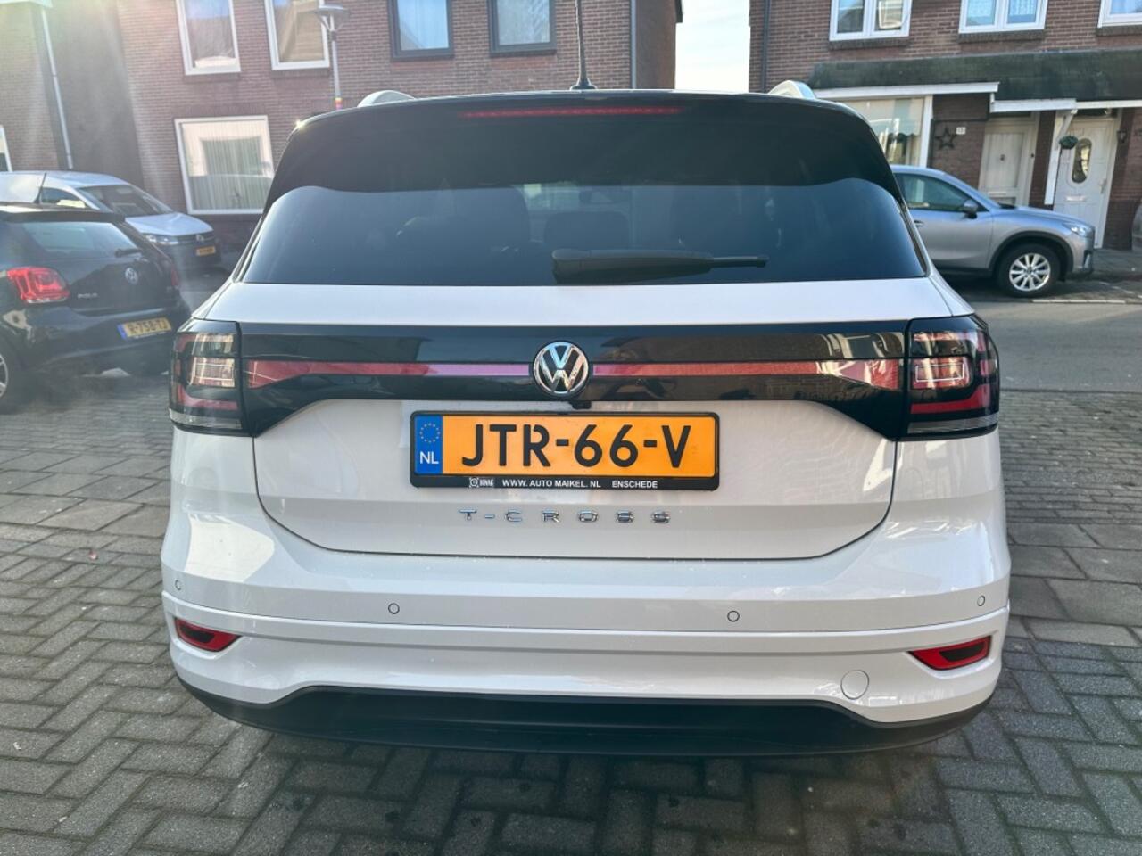 Volkswagen T-Cross 1.5 TSI STYLE BNS R-LINE van binnen en buiten
