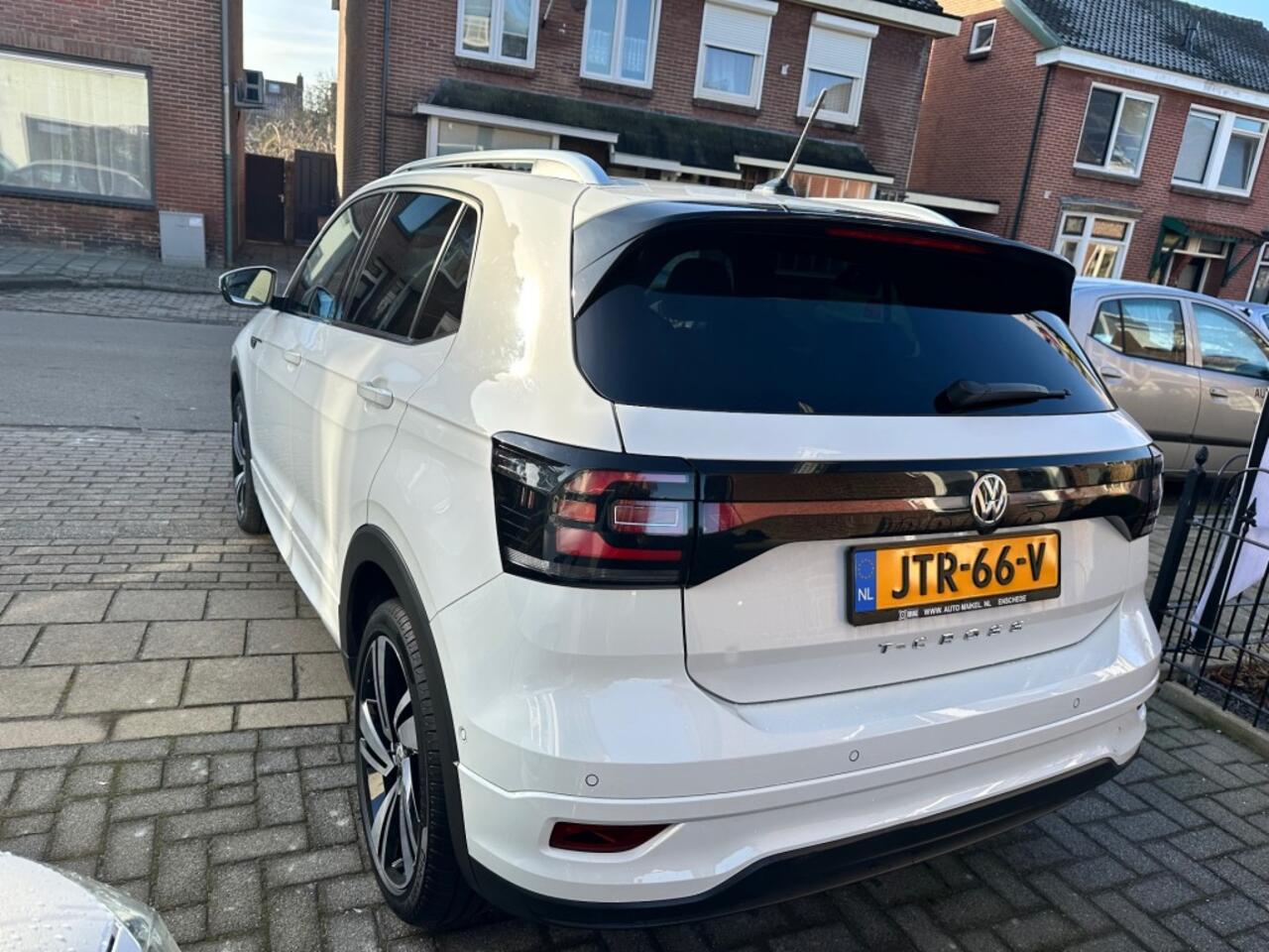 Volkswagen T-Cross 1.5 TSI STYLE BNS R-LINE van binnen en buiten