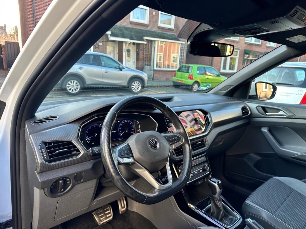 Volkswagen T-Cross 1.5 TSI STYLE BNS R-LINE van binnen en buiten