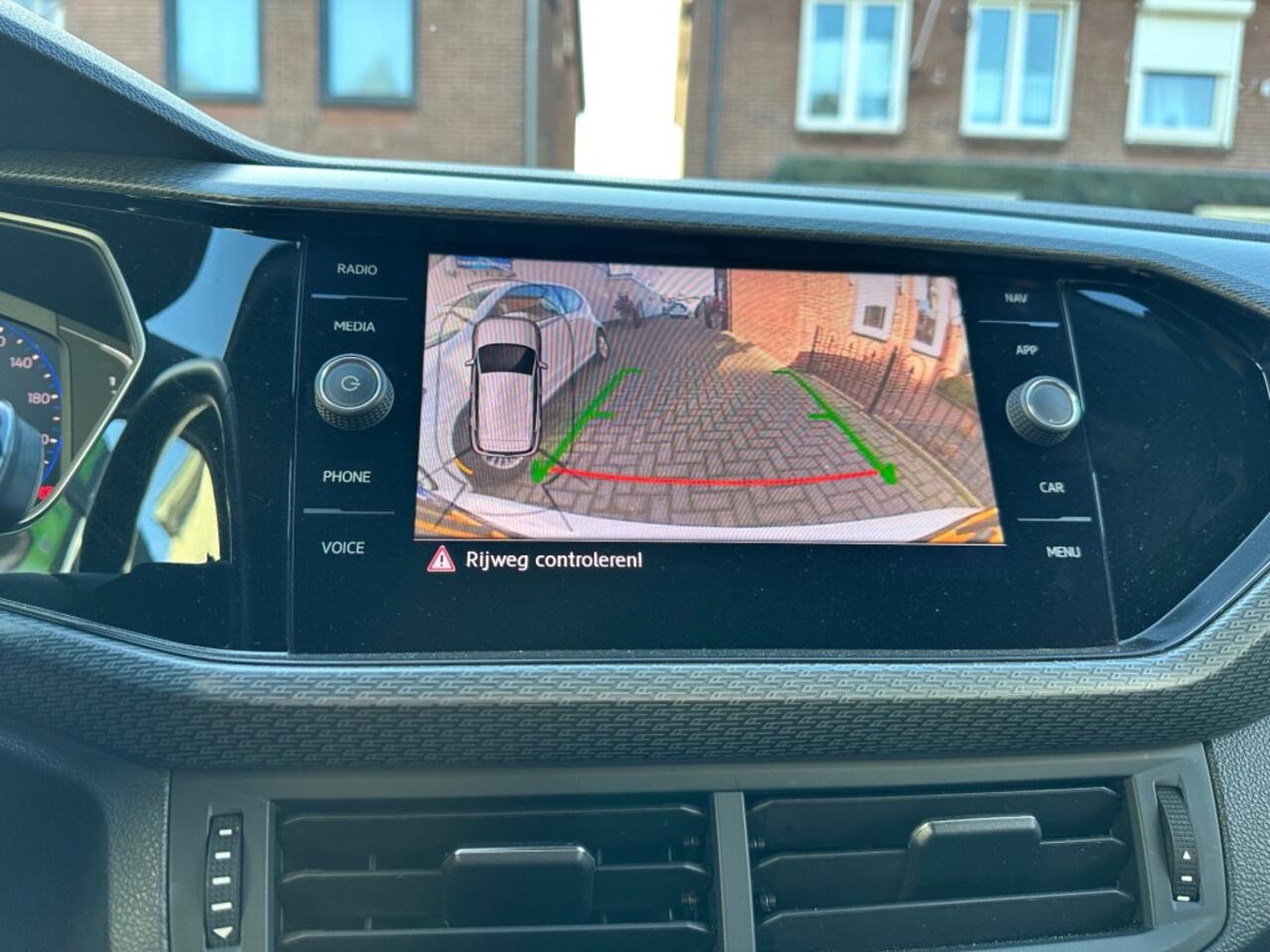 Volkswagen T-Cross 1.5 TSI STYLE BNS R-LINE van binnen en buiten