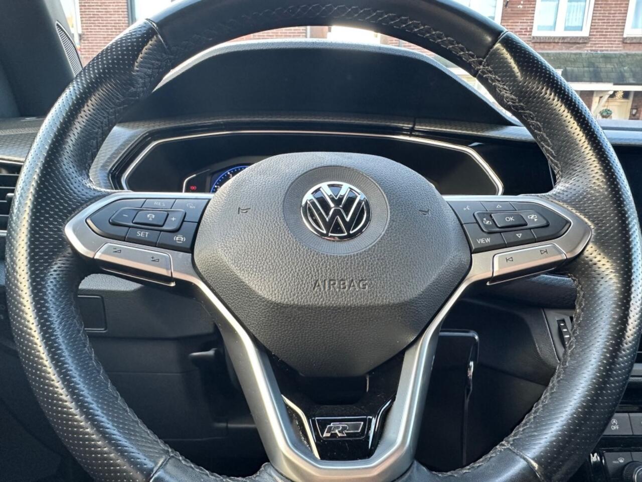 Volkswagen T-Cross 1.5 TSI STYLE BNS R-LINE van binnen en buiten