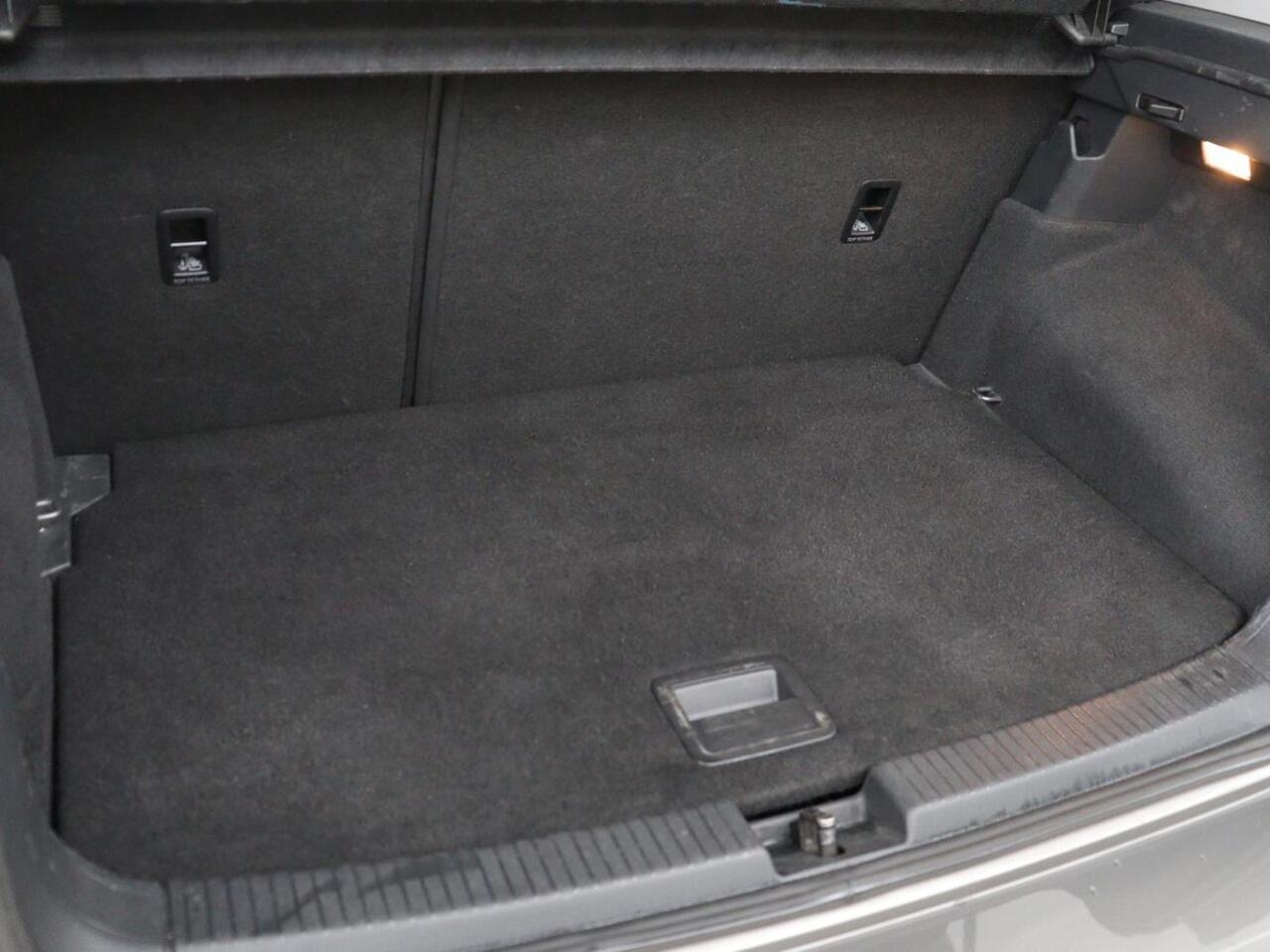 Volkswagen T-Cross 1.0 TSI Style | Automaat | Stoelverwarming | Camera | Virtual Cockpit | Trekhaak | Navigatie | Adaptive cruise | Full LED | Climate control | Parkeerhulp