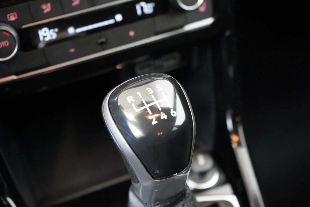 Volkswagen T-Cross 1.0 TSi 115pk United | Navigatie | Trekhaak | All-seasonbanden | Blind-Spot | Adaptive cruise
